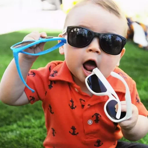 Óculos de Sol Infantil Flexível com Garantia de 1 ano Roshambo Baby - Bebê com três óculos: preto, azul e branco