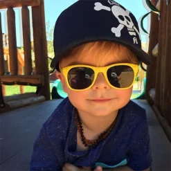 Óculos de Sol Infantil Flexível com Garantia de 1 ano Roshambo Baby - Bebê com óculos amarelo
