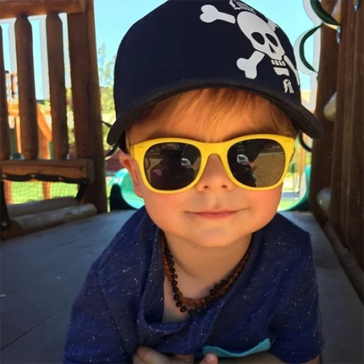Óculos de Sol Infantil Flexível com Garantia de 1 ano Roshambo Baby - Bebê com óculos amarelo