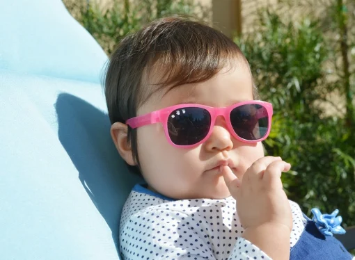 Óculos de Sol Infantil Flexível com Garantia de 1 ano Roshambo Baby - Bebê com óculos rosa