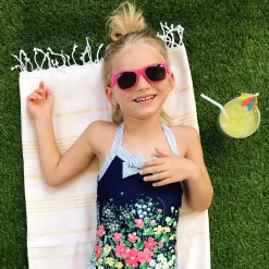 Óculos de Sol Infantil Flexível com Garantia de 1 ano Roshambo Baby - criança com óculos rosa