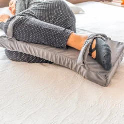 Travesseiro Ortopédico para Pernas e Joelhos – Ideal para Dormir de Lado com Conforto e Alívio de Dores